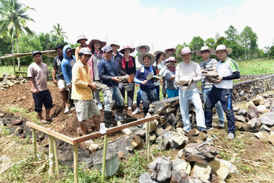 대한항공 사내봉사단인 '사나사'와 '디딤돌'이 지난 1월 9일~15일까지 인도네시아 술라웨시 톤다노 지역에서 현지 주민을 위한 봉사 활동을 펼쳤다. 사진은 봉사단원들과 마을 주민들이 함께 기념사진을 찍고 있는 모습.<대한항공 제공>